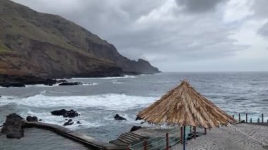 La Fajana 'daki uçurum ve denizin manzarası, La Palma Adası, Kanarya Adaları. 4K UHD