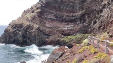 Nogales sahilindeki uçurum ve deniz manzarası, La Palma Adası, Kanarya Adaları. 4K UHD