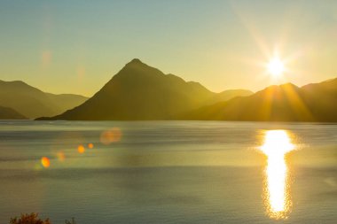 Kuzey Norveç 'te sonbahar günbatımı ve manzara. Avrupa.