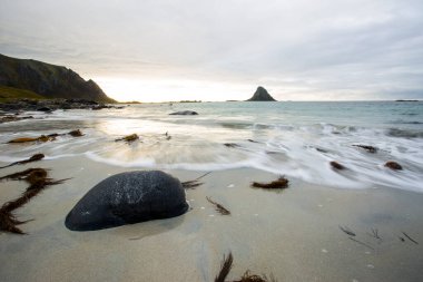 Lofoten Adaları 'ndaki sonbahar manzarası ve plajı. Norveç