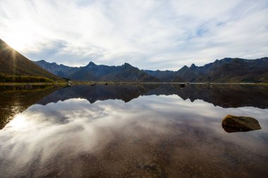Lofoten Adaları 'ndaki sonbahar manzarası ve plajı. Norveç