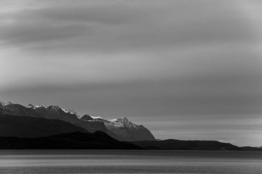 Tromso, Norveç yakınlarında sonbahar manzarası ve yol