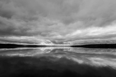 Muonio Gölü, Laponya, Finlandiya 'da dramatik sonbahar bulutları yansıması