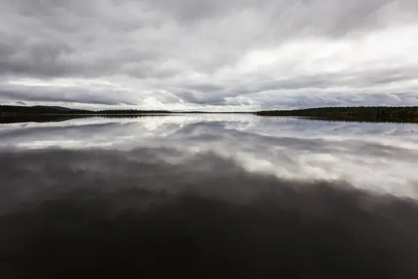 Dramática Reflexión Nubes Otoñales Lago Muonio Laponia Finlandia —  Fotos de Stock