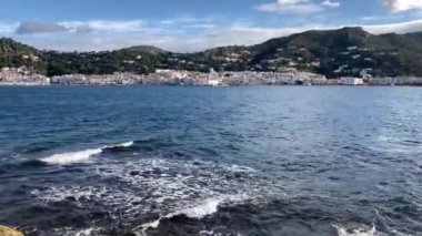 İspanya 'nın körfez kasabası Port de la Selva' nın yaz manzarası. Güzel beyaz şehir. 4K UHD