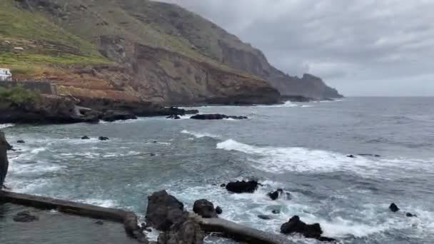 Σκηνή Του Βράχου Και Της Θάλασσας Στη Fajana Νησί Palma — Αρχείο Βίντεο