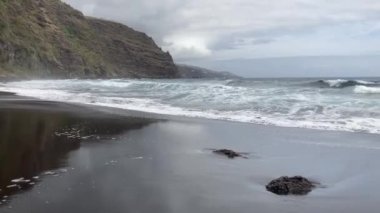 Genç bir kadın, Kanarya Adaları 'ndaki La Palma Adası' ndaki Nogales plajına doğru yürüyor. 4K UHD