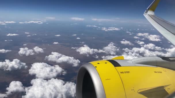 Vliegtuigvlucht Vleugel Van Een Vliegtuig Dat Boven Wolken Zee Vliegt — Stockvideo