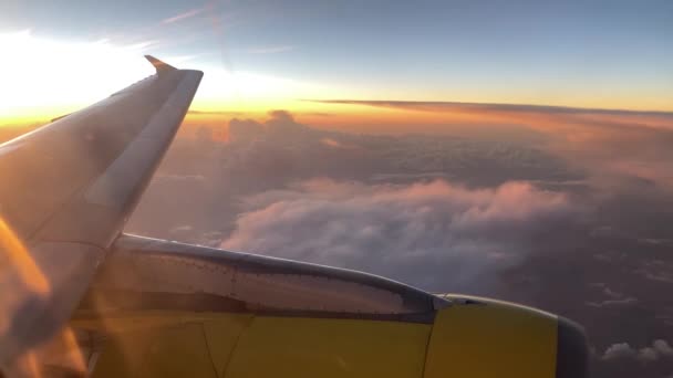 Lot Samolotem Skrzydło Samolotu Lecącego Nad Chmurami Morzem Hiszpanii Widok — Wideo stockowe