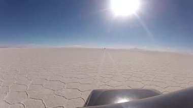Uyuni Salar ve Güney Amerika, Bolivya 'daki araba sahnesi