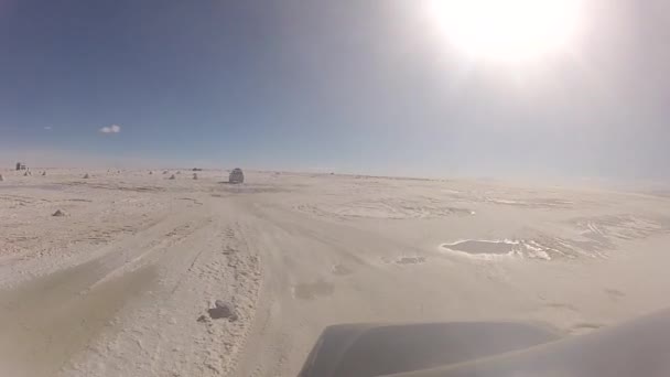 ボリビア 南アメリカのウユニ サラーと車のシーン — ストック動画