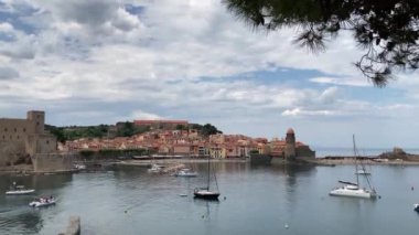 Fransa 'nın güneyinde tipik bir köy olan Colliure (Collioure) körfezi yaz manzarası. 4K UHD