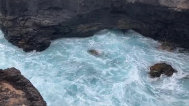 La Fajana 'daki uçurum ve denizin manzarası, La Palma Adası, Kanarya Adaları. 4K UHD