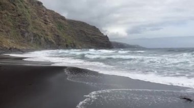 Nogales sahilindeki uçurum ve deniz manzarası, La Palma Adası, Kanarya Adaları. 4K UHD