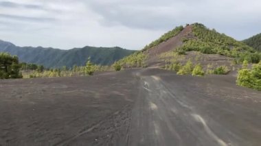 Birinci şahıs görüşü, video Llano del Jable, La Palma, Kanarya adalarında volkanik kumda sürüş olarak görülüyor. 4K UHD