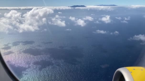 飞机飞行 加那利群岛拉帕尔马 一架飞越云层和海面的飞机的联队 从飞机的窗户望去 Uhd — 图库视频影像