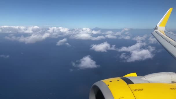 Penerbangan Pesawat Sayap Pesawat Terbang Atas Awan Dan Laut Palma — Stok Video