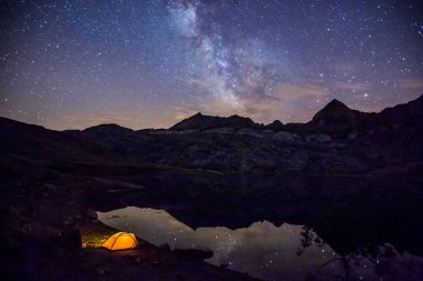 Ibon De Estanes Gölü, Aragon Pirenesi, İspanya 'da Samanyolu Altında Yaz Gecesi