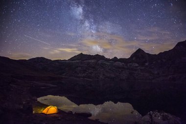 Ibon De Estanes Gölü, Aragon Pirenesi, İspanya 'da Samanyolu Altında Yaz Gecesi