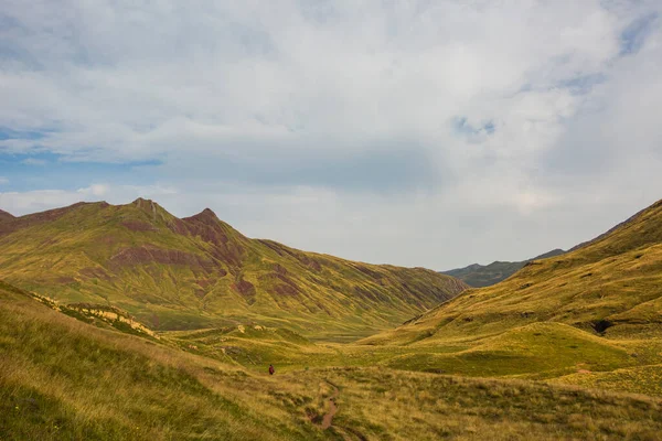 スペインのピレネー山脈 アグアス トゥエラスとイボン エステの近くの夏の山の風景 — ストック写真