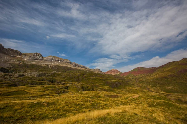 スペインのピレネー山脈 アグアス トゥエラスとイボン エステの近くの夏の山の風景 — ストック写真