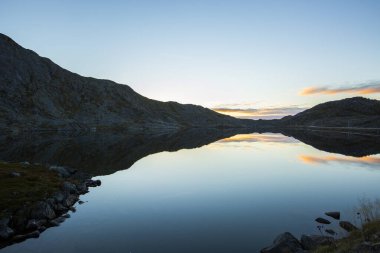 Nordkapp, Norveç 'te sonbahar günbatımı ve manzara