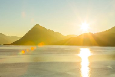 Kuzey Norveç 'te sonbahar günbatımı ve manzara. Avrupa.