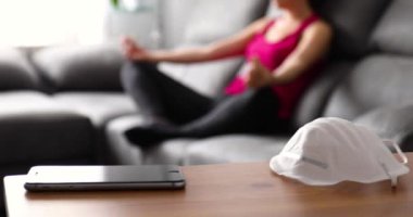 Kız evde dinleniyor ve yoga yapıyor maskesiz Coronavirus, covid-19