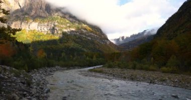 Ordesa ve Monte Perdido Ulusal Parkı 'nda sonbahar günbatımı sahnesi, İspanya