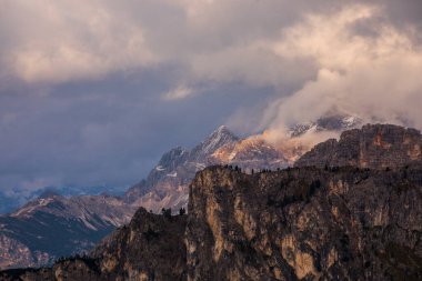 Dolomites dağlarında gün batımı, Alpler, kuzey İtalya. Avrupa