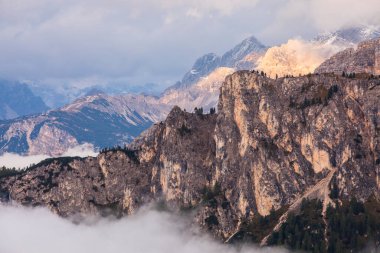 Dolomites dağlarında gün batımı, Alpler, kuzey İtalya. Avrupa