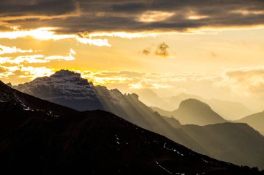 Dolomites dağlarında gün batımı, Alpler, kuzey İtalya. Avrupa