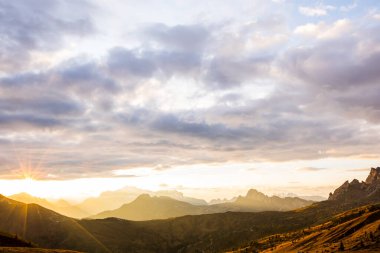 Dolomites dağlarında gün batımı, Alpler, kuzey İtalya. Avrupa