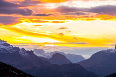 Dolomites dağlarında gün batımı, Alpler, kuzey İtalya. Avrupa