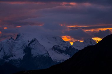 Dolomites dağlarında gün batımı, Alpler, kuzey İtalya. Avrupa