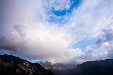 Val Di Funes, Dolomitler, Alpler, Kuzey İtalya 'da günbatımı ve gökkuşağı