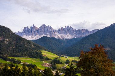 Val Di Funes, Dolomitler, Alpler, Kuzey İtalya 'da günbatımı ve gökkuşağı
