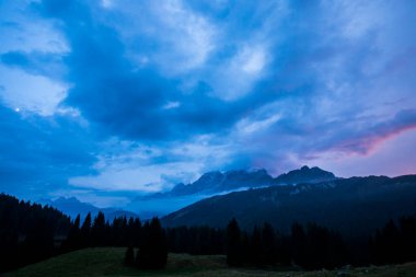 Dolomites dağlarında gün batımı, Alpler, kuzey İtalya. Avrupa