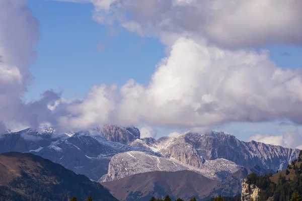 ดวงอาท ตกในภ เขา Dolomites ตาล เหน โรป — ภาพถ่ายสต็อก