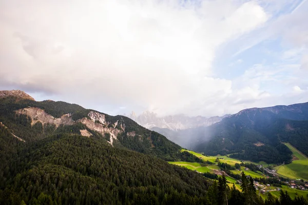 意大利北部Val Funes Dolomites Alps的日落和彩虹 — 图库照片