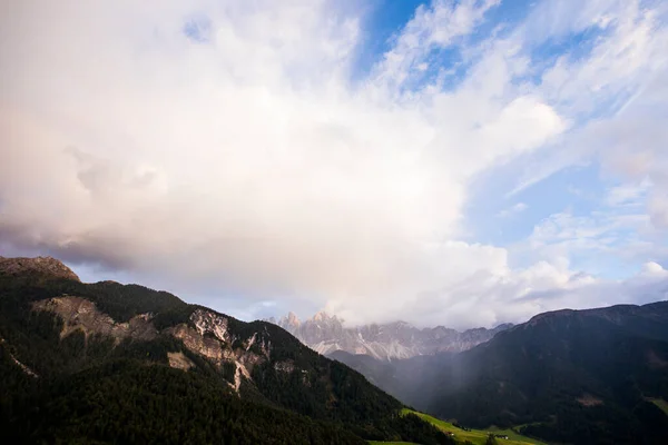 Pôr Sol Arco Íris Val Funes Dolomitas Alpes Norte Itália — Fotografia de Stock