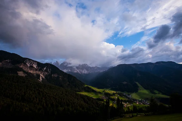 Pôr Sol Arco Íris Val Funes Dolomitas Alpes Norte Itália — Fotografia de Stock