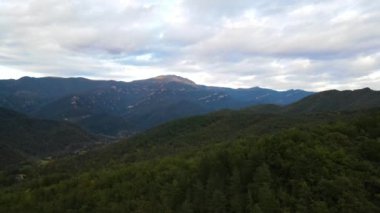 La Garrotxa, Girona, İspanya 'da sonbahar manzarasının insansız hava aracı görüntüsü. 4K UHD