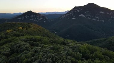 La Garrotxa, Girona, İspanya 'da sonbahar manzarasının insansız hava aracı görüntüsü. 4K UHD