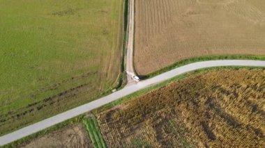 La Garrotxa, Girona, İspanya 'daki sonbahar yolunun insansız hava aracı görüntüsü. 4K UHD