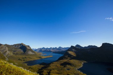 Lofoten Adaları 'ndaki sonbahar manzarası ve plajı. Norveç