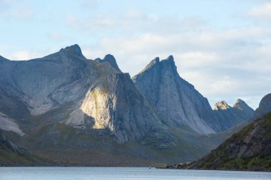 Lofoten Adaları 'ndaki sonbahar manzarası ve plajı. Norveç