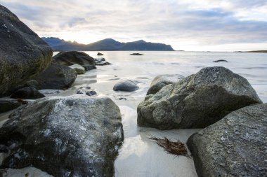 Lofoten Adaları 'ndaki sonbahar manzarası ve plajı. Norveç