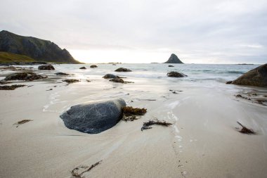 Lofoten Adaları 'ndaki sonbahar manzarası ve plajı. Norveç