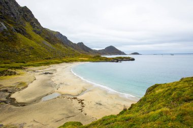Lofoten Adaları 'ndaki sonbahar manzarası ve plajı. Norveç